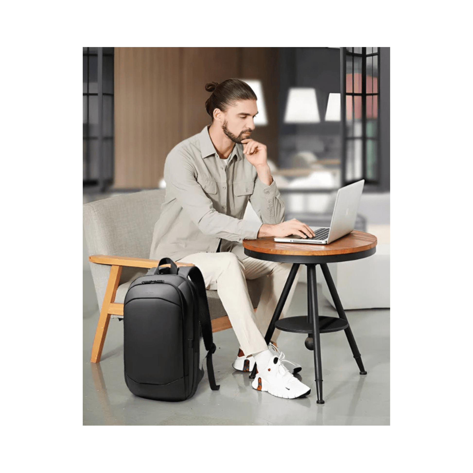 CarryQuest® - 17 Inch Laptop Rugzak - USB Poort + Waterdicht - Waterdichte Reistas - Zwart